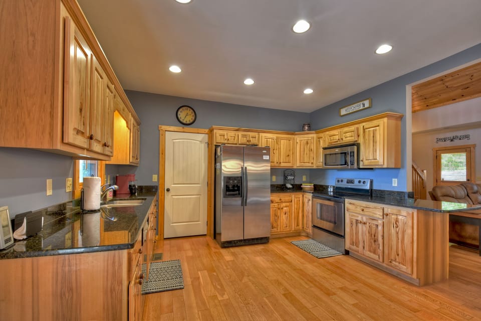 Fully furnished kitchen, perfect cabin rental for a family