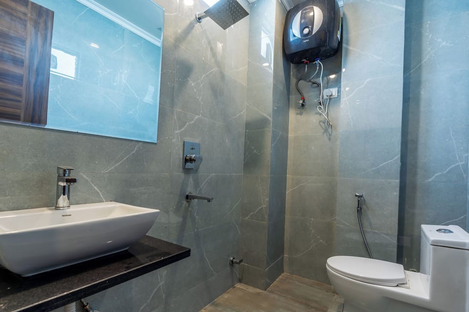 Deluxe Room with Balcony | Bathroom | Shower, rainfall showerhead, free toiletries, bathrobes
