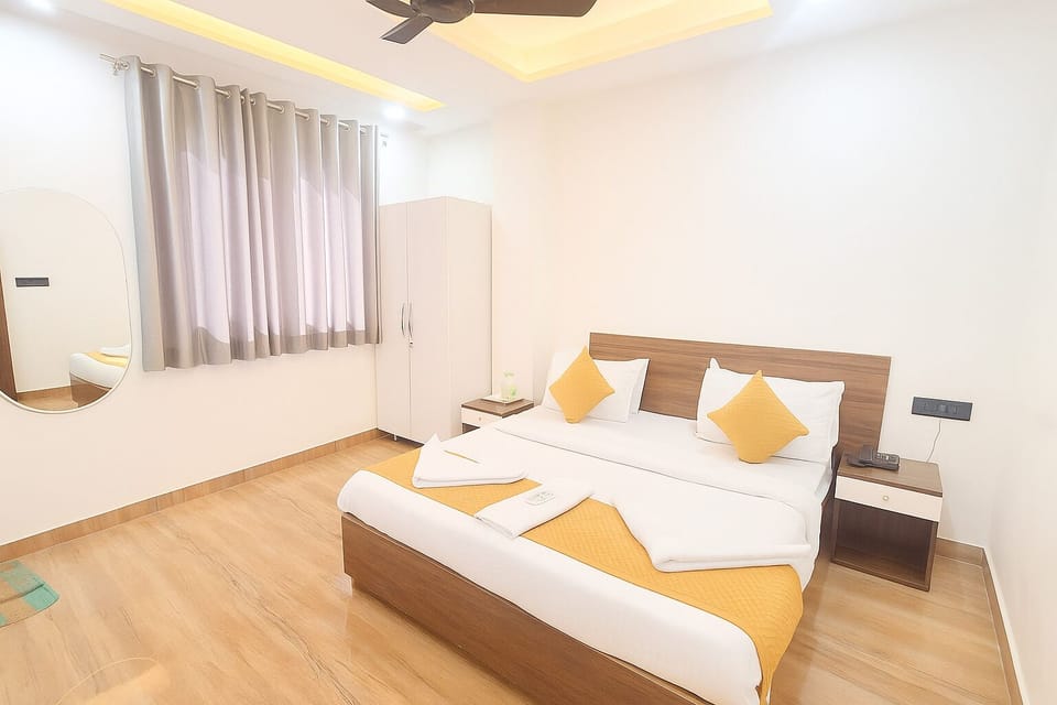 Suite Room | Premium bedding, laptop workspace, iron/ironing board (on request)