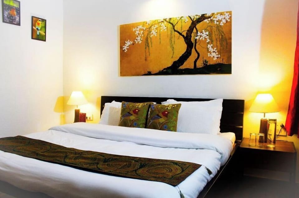 Executive Room | Desk, iron/ironing board, bed sheets