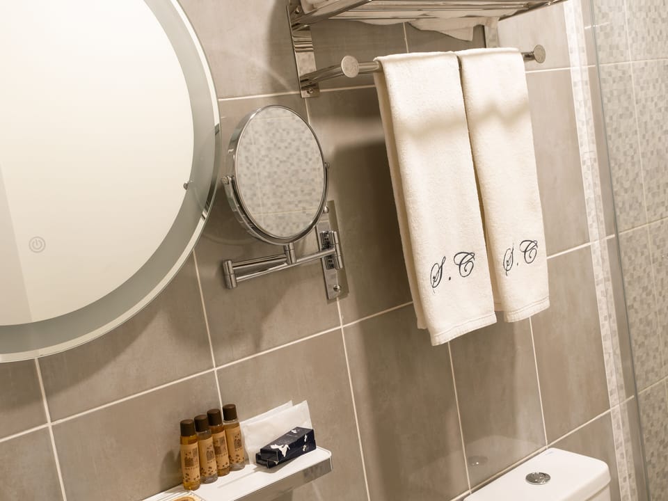 Standard Double or Twin Room | Bathroom | Free toiletries, hair dryer, bathrobes, slippers