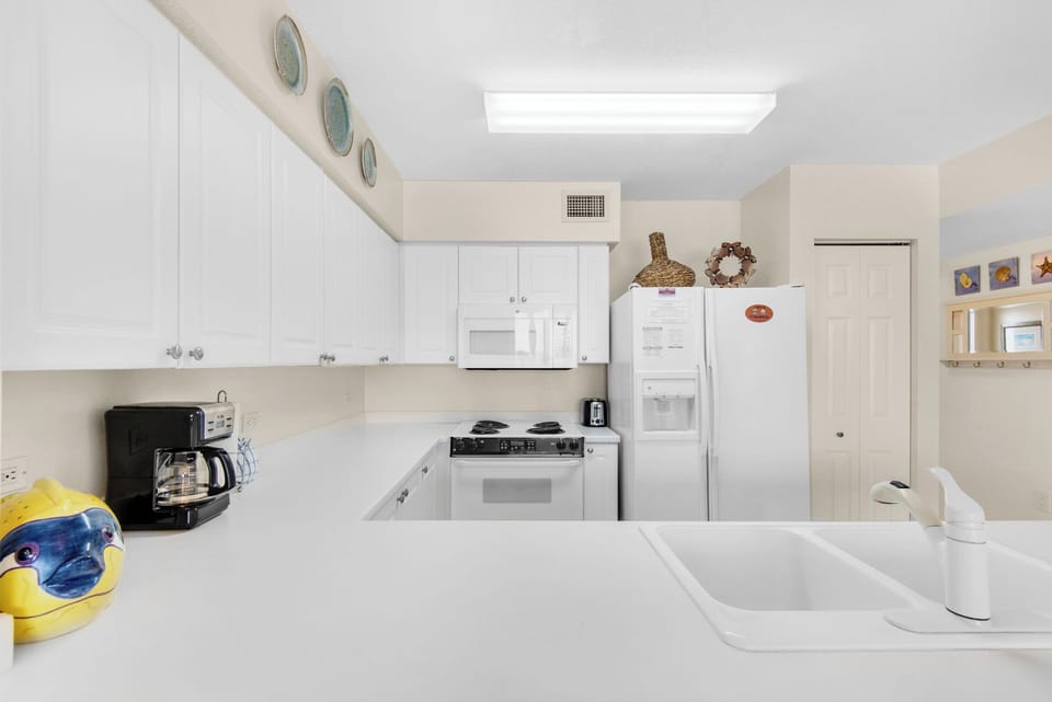 Kitchen has plenty of counter space