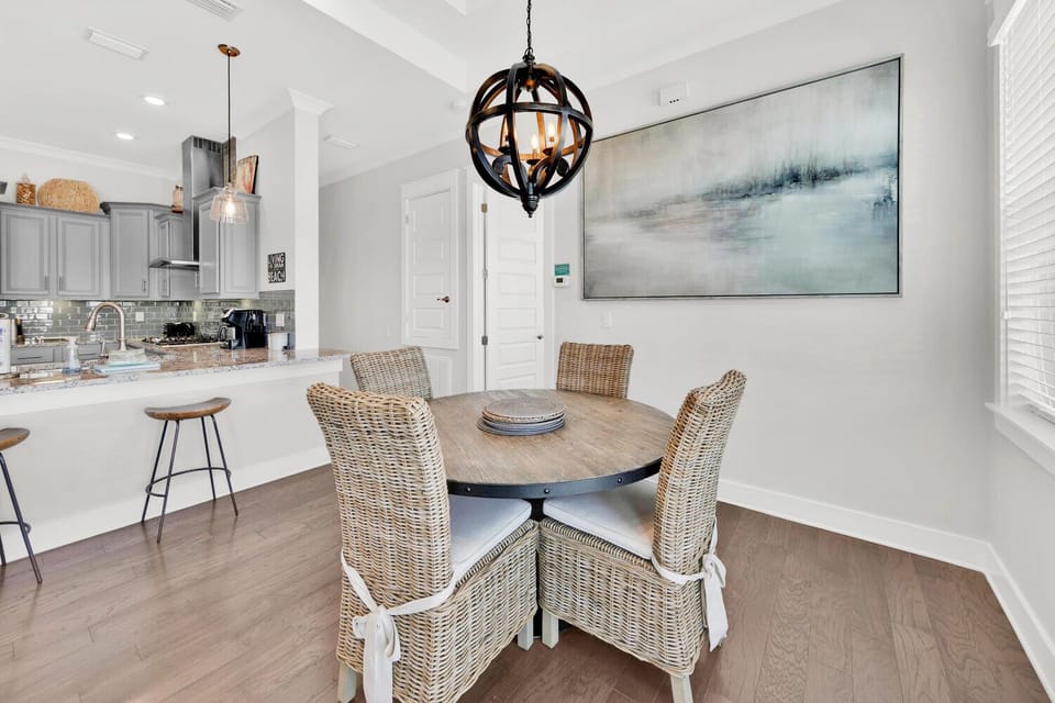 Dining table seats 4