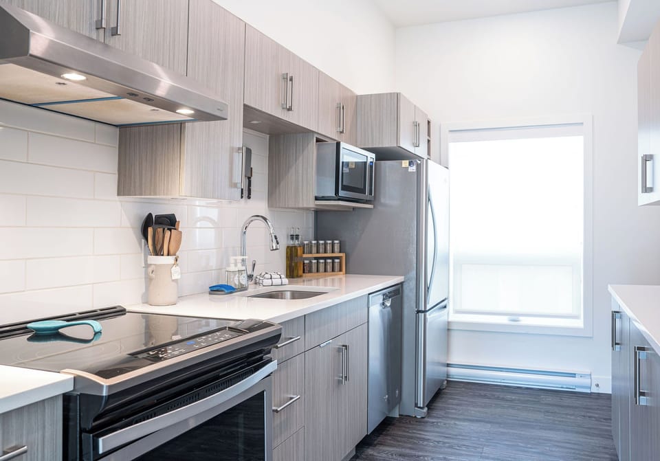 Condo | Private kitchen | Coffee/tea maker, full-size fridge, microwave, oven