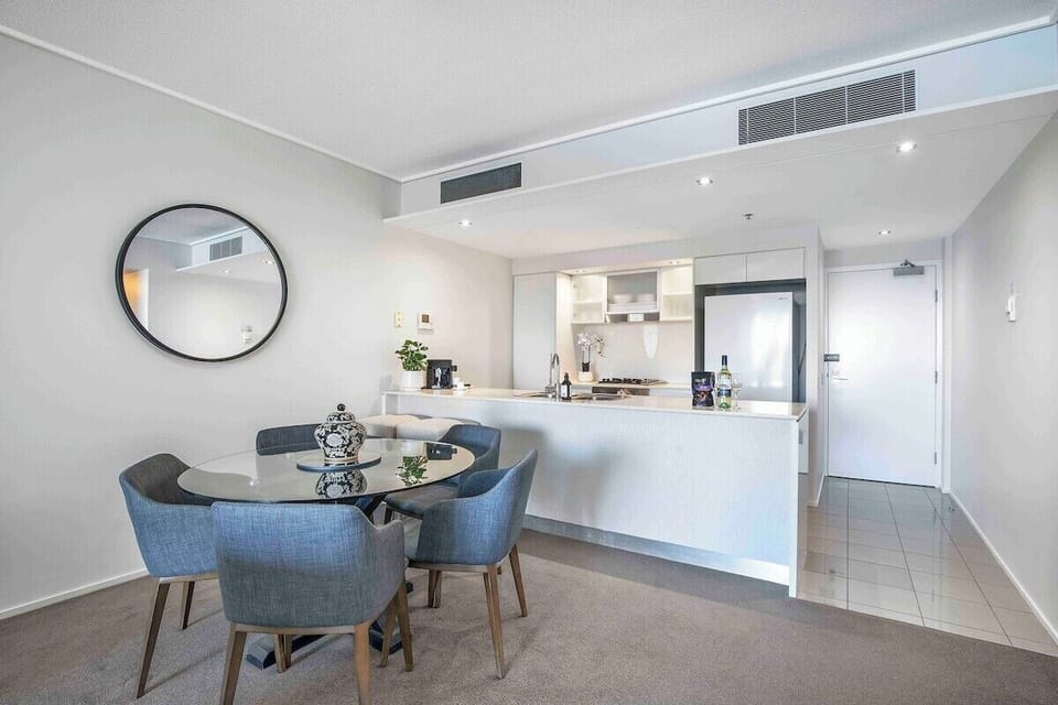 Bar counter overlooking dining table with 5 seating space.