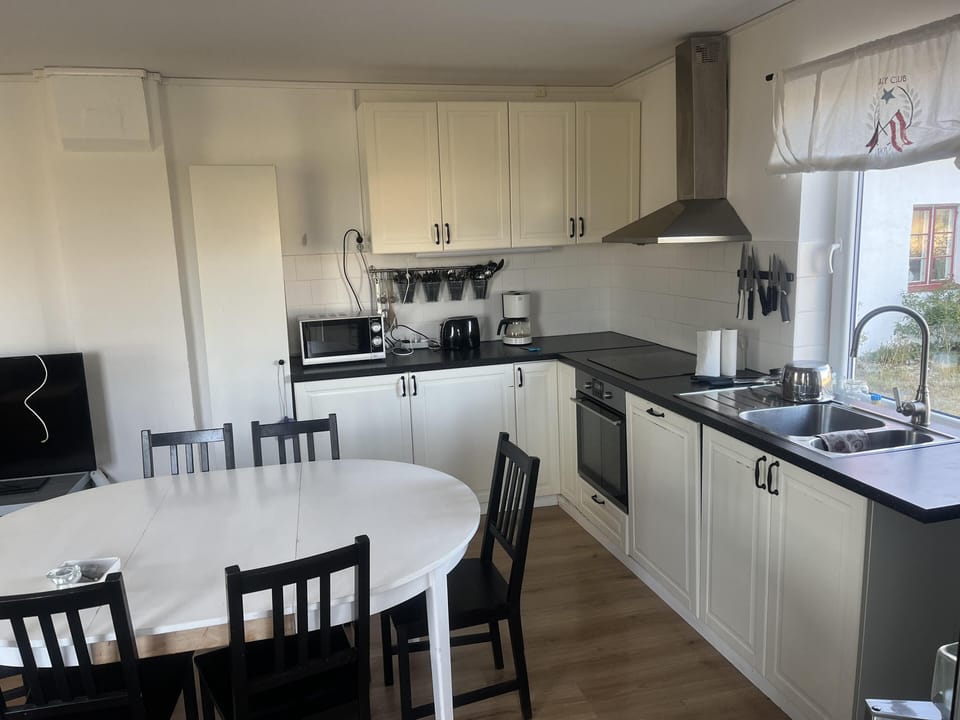 House | Private kitchen | Fridge, microwave, oven, stovetop