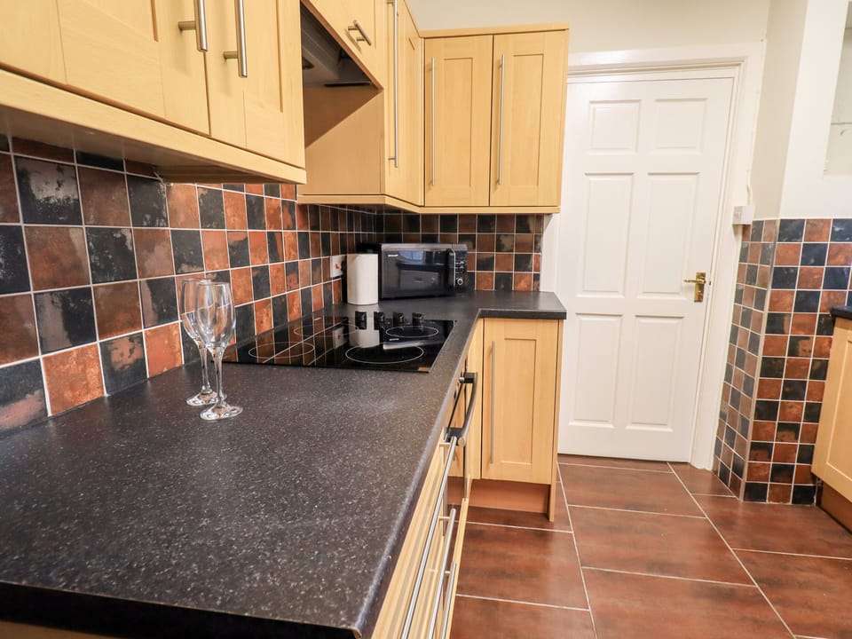 Cottage | Private kitchen | Fridge, dishwasher, cookware/dishes/utensils