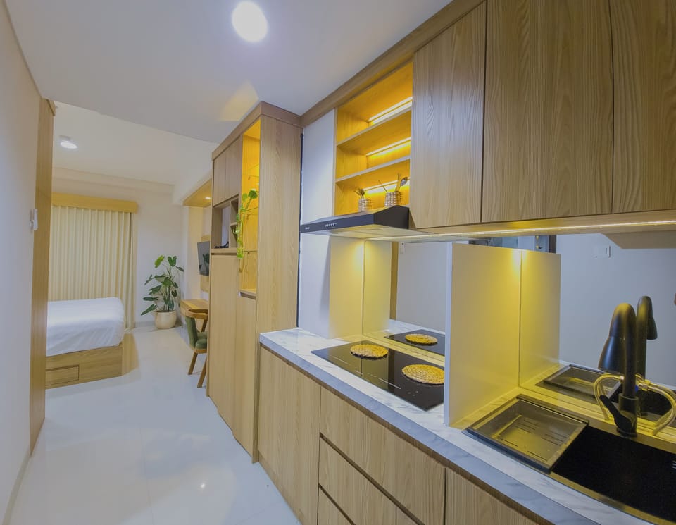 Comfort Apartment | Private kitchenette | Mini-fridge, cookware/dishes/utensils
