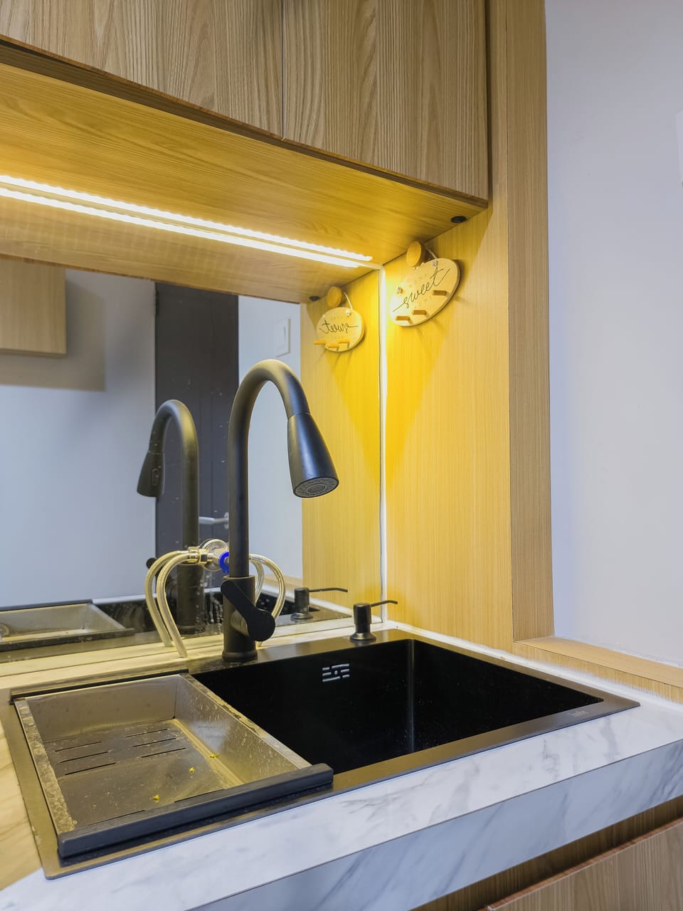 Comfort Apartment | Private kitchenette | Mini-fridge, cookware/dishes/utensils