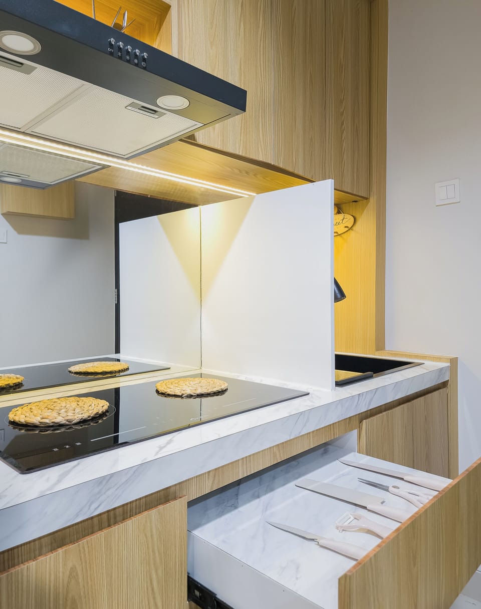 Comfort Apartment | Private kitchenette | Mini-fridge, cookware/dishes/utensils