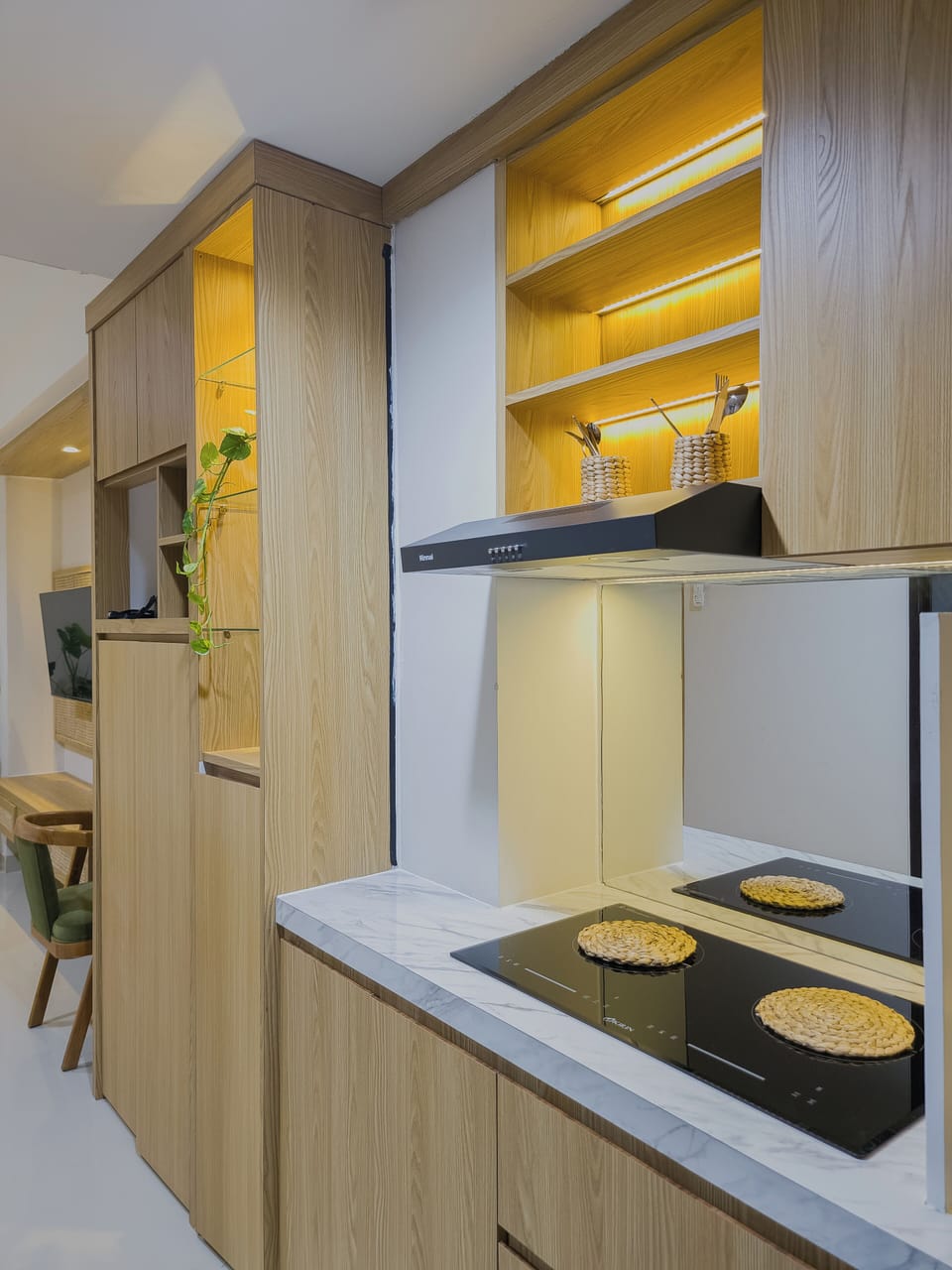 Comfort Apartment | Private kitchenette | Mini-fridge, cookware/dishes/utensils