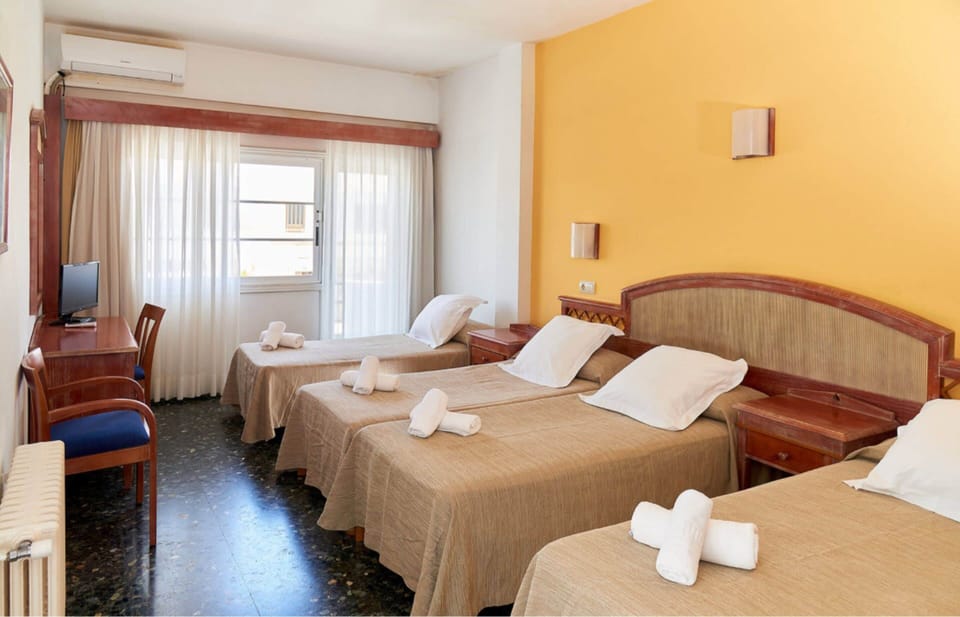 In-room safe, cribs (surcharge), WiFi (free), bed sheets