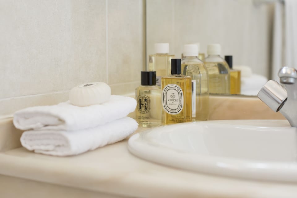 Single Room | Bathroom amenities | Free toiletries, hair dryer, slippers