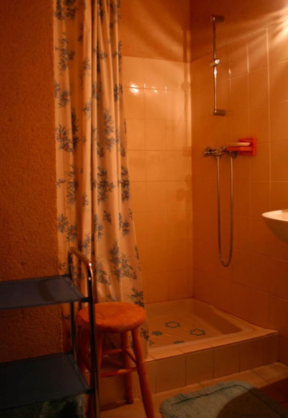 5-gite-en-location-aubrac-aveyron-salle-de-bain-laguiole