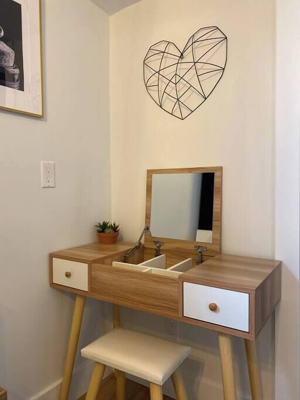The master conveniently has a make-up vanity which doubles as a work desk.