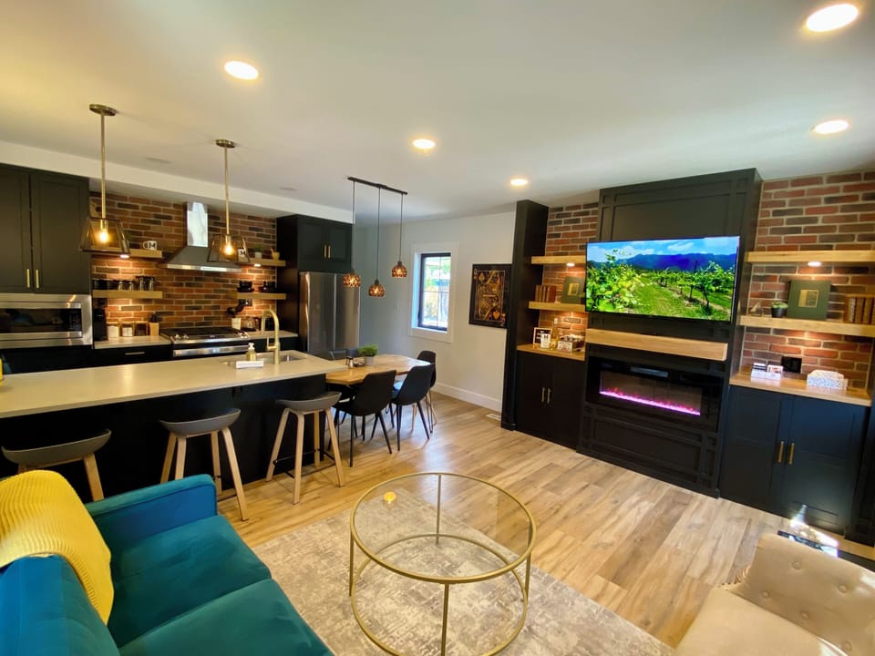 Welcome to Queen & Mill - where comfort & convenience meets style & elegance.