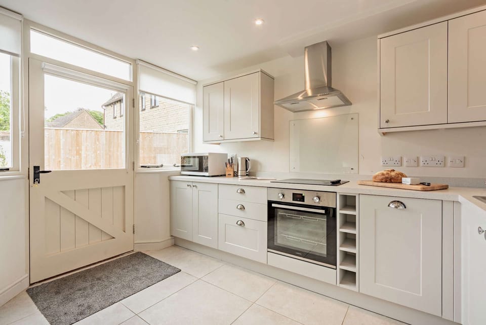 Upper Barn Kitchen - StayCotswold