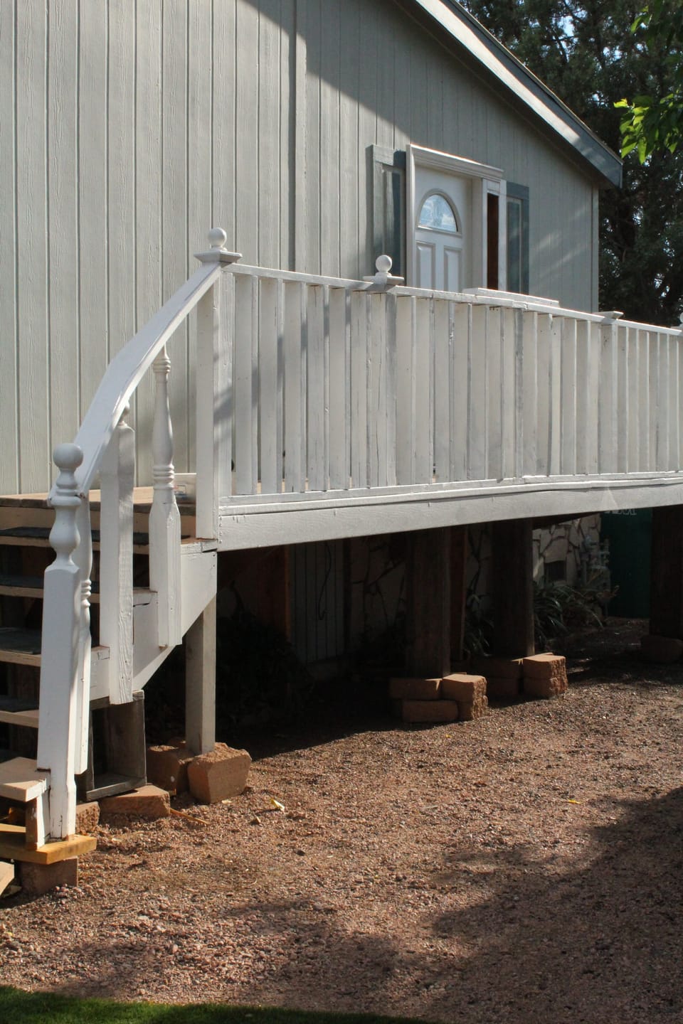 Escaleras para entrar al alojamiento.
