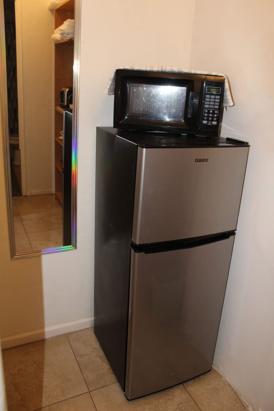Refrigerador de oficina, y microondas.