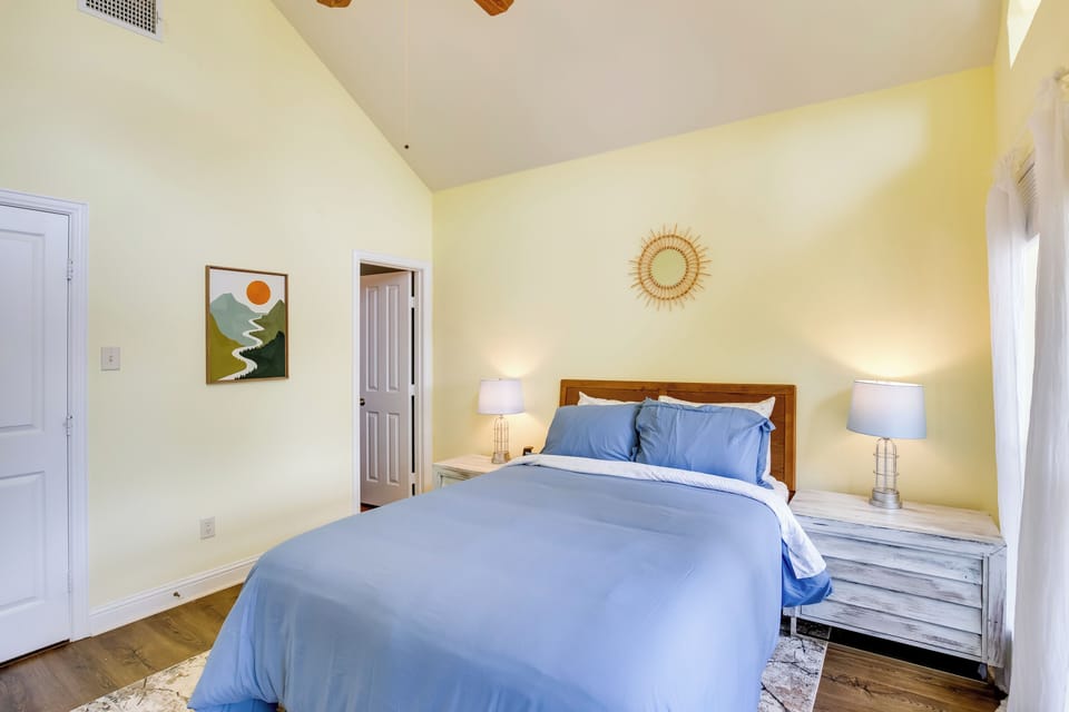 Bedroom 1 | Main Level | Queen Bed | Linens Provided | Smart TV