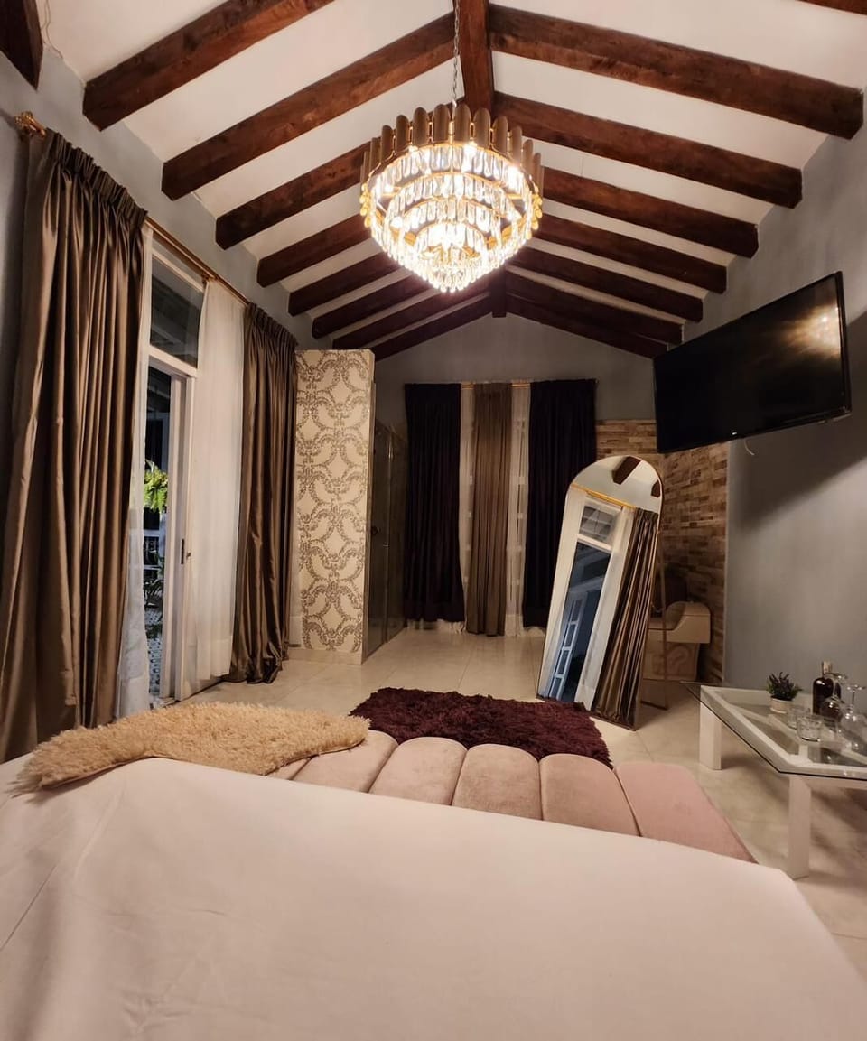 Deluxe Room, 1 Queen Bed | Premium bedding, down comforters, Select Comfort beds, minibar