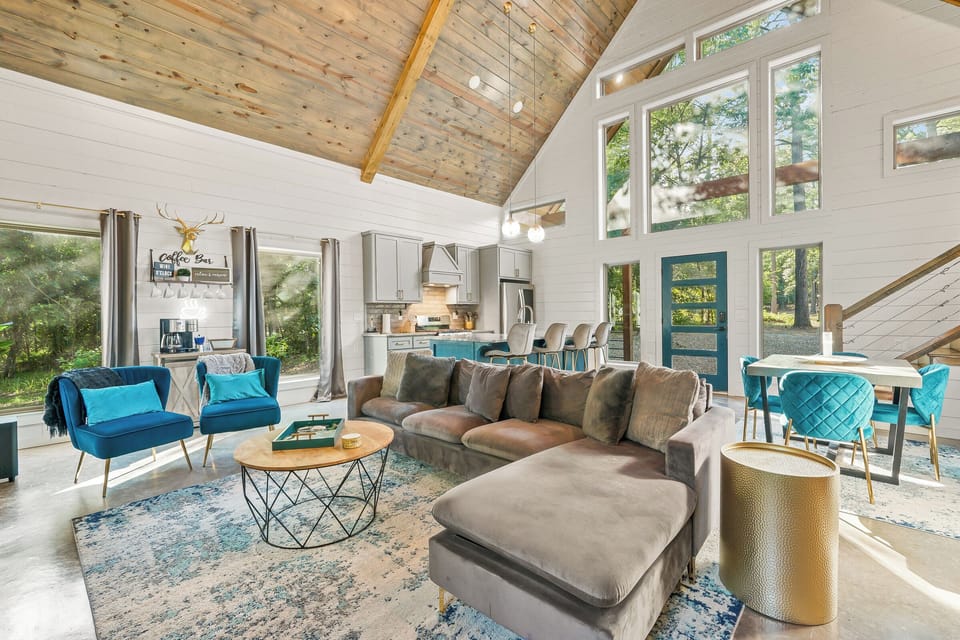 Enjoy pops of color, soaring vaulted ceilings, and huge windows that bring the outdoors inside as you relax on the plush, comfy sectional and stretch out on the chaise portion.
