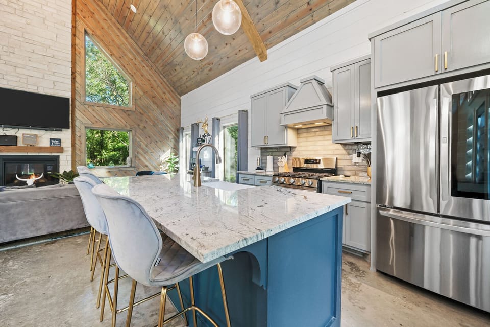 The open concept means that chefs prepping meals are still part of the action. Prepare your best culinary creations, supported by all the major appliances – refrigerator with beverage section, chef-preferred gas stove/oven, microwave, and dishwasher.