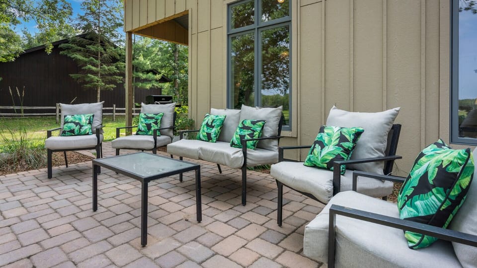 Lovely Patio Seating w grill