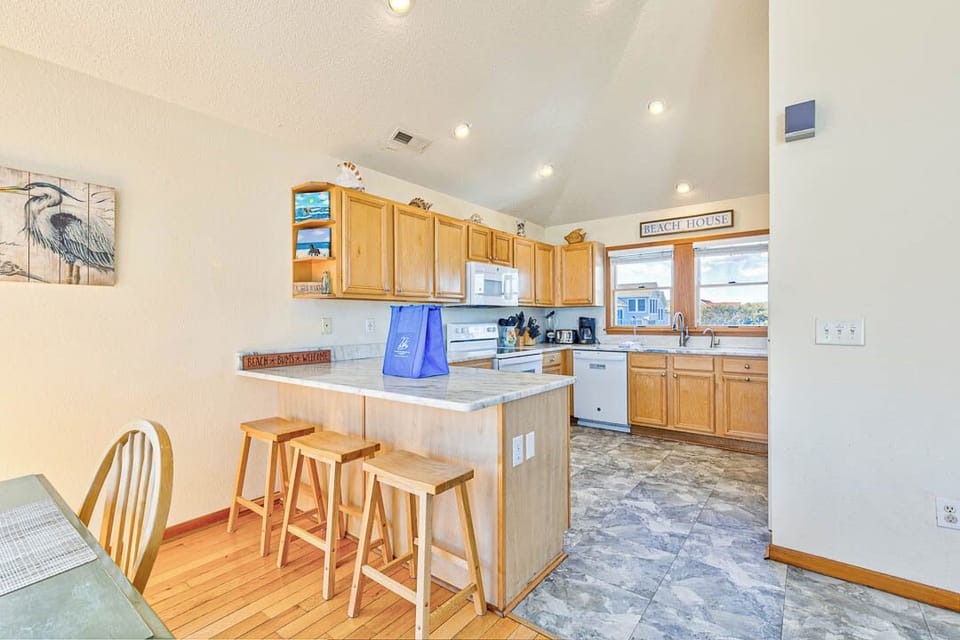 Top-Level Kitchen with Bar (seats 3)