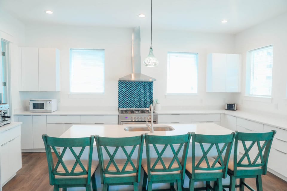 Large Fully Stocked Kitchen (1)