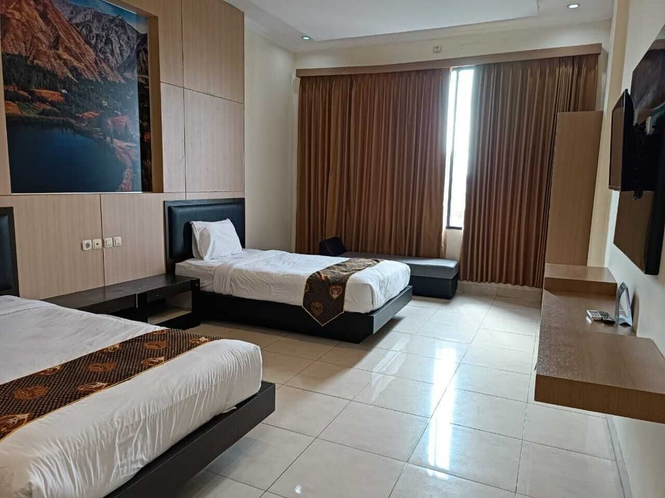 Suite Room | 1 bedroom, desk, free WiFi, bed sheets