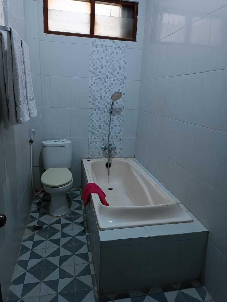 Family Room | Bathroom | Shower, towels