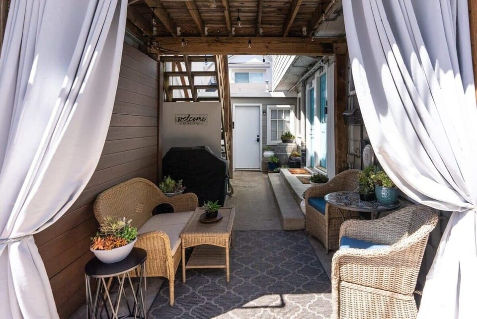 Entrance to the unit (the photographed sitting area is shared)