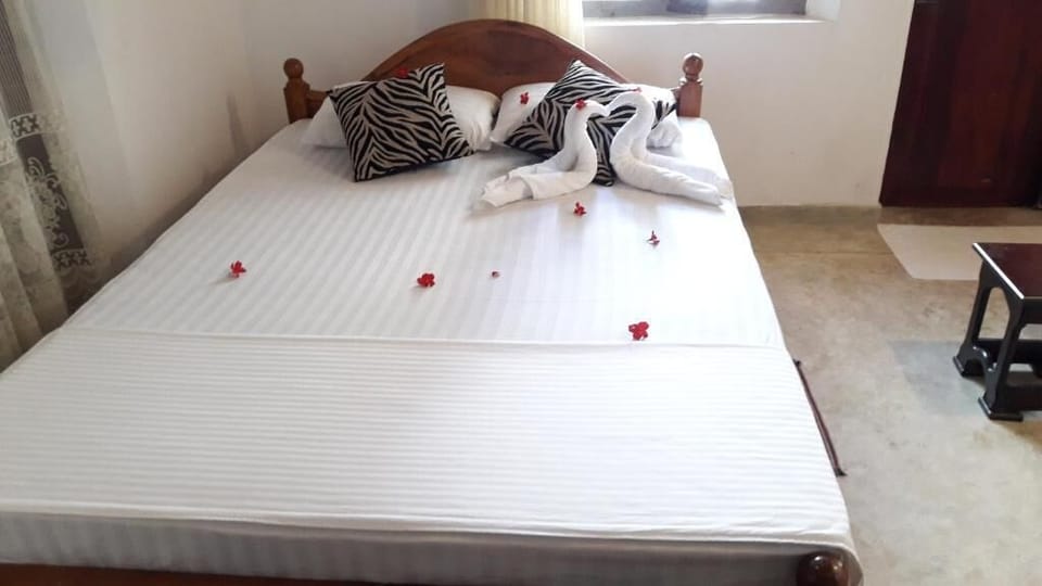 Classic Room, 1 Queen Bed, Non Smoking, Ground Floor | Premium bedding, down comforters, Select Comfort beds