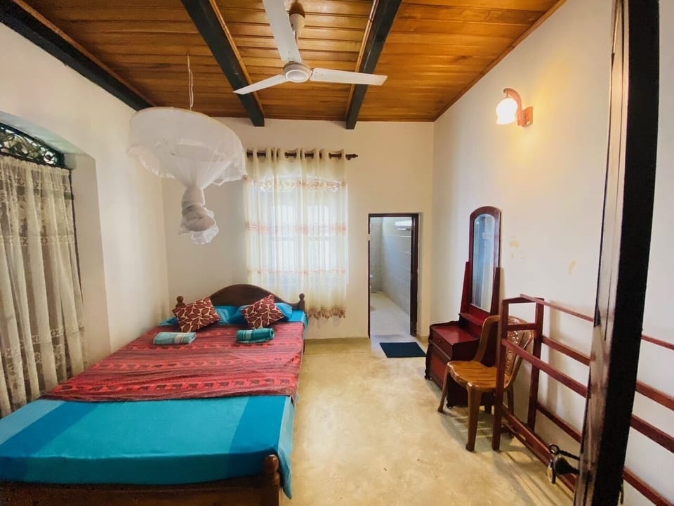 Classic Room, 1 Queen Bed, Non Smoking, Ground Floor | Premium bedding, down comforters, Select Comfort beds