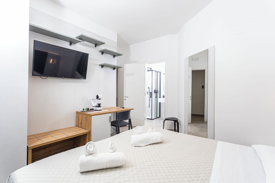Superior Room | 1 bedroom, minibar, in-room safe, desk