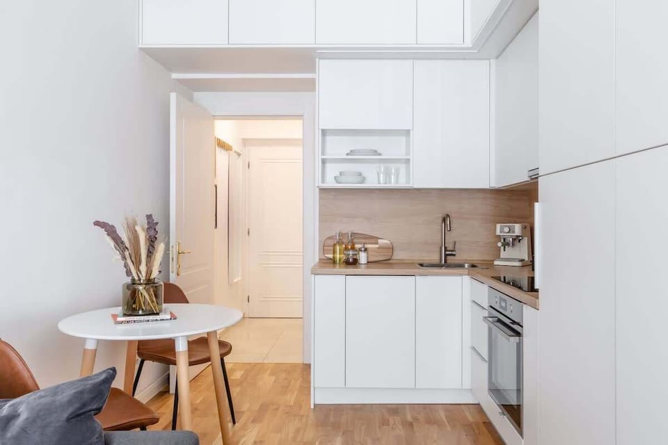 Fully equipped kitchen with dining area