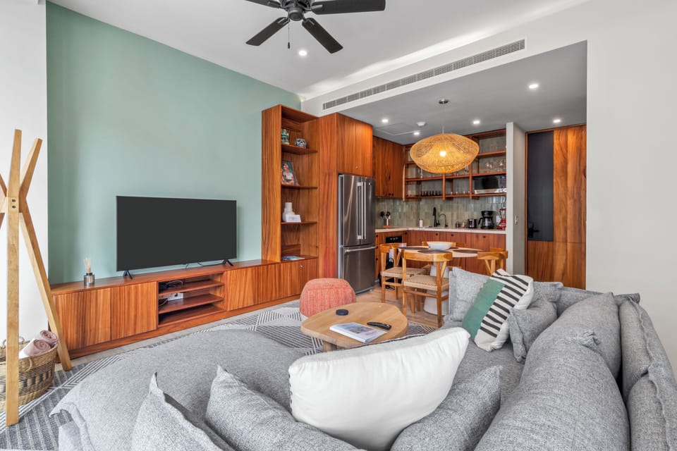 Open layout living room / kitchen