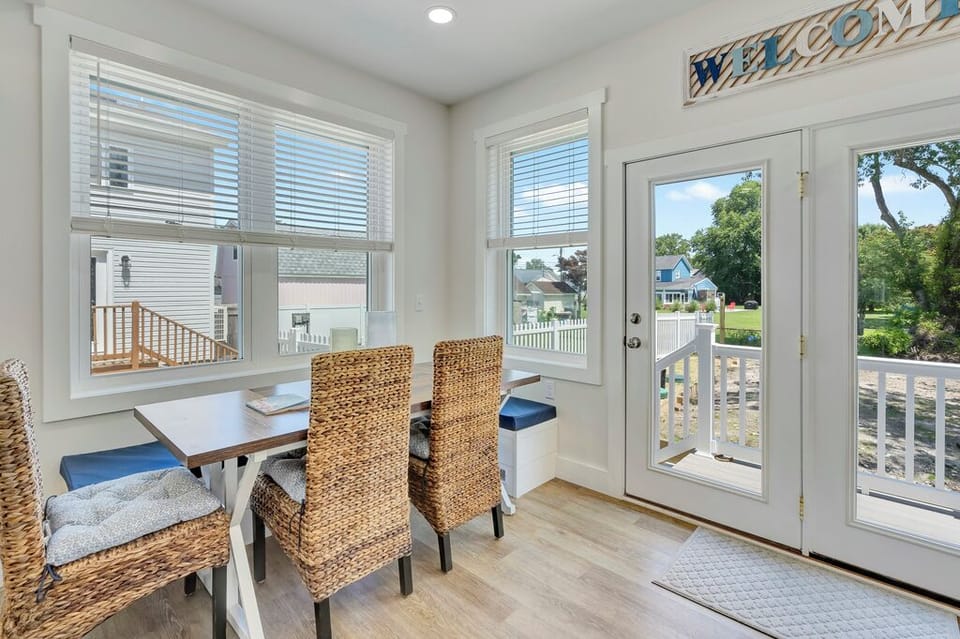 Dining Nook with Built-in Seating