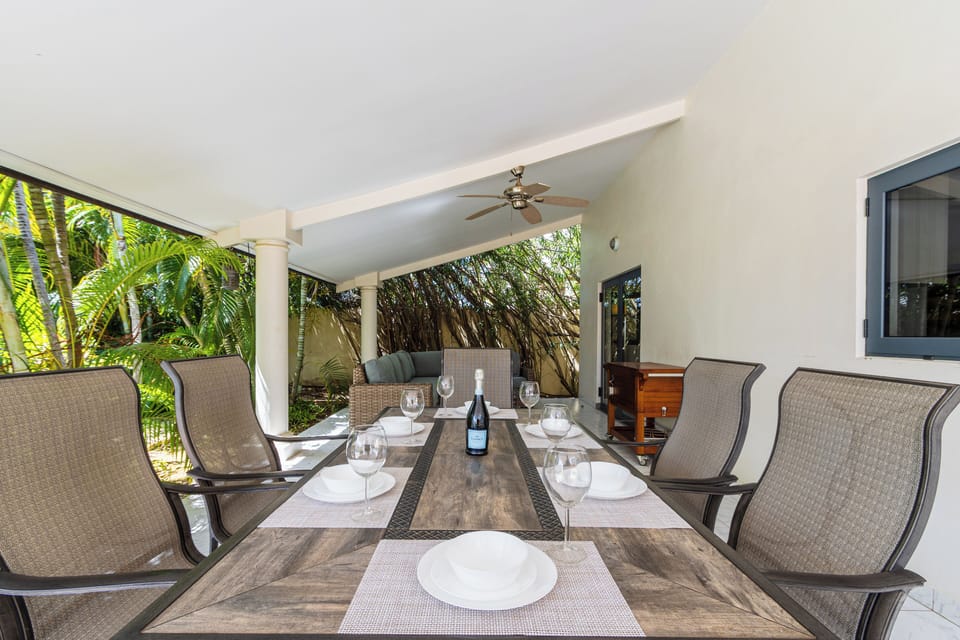 Enjoy meals outside with loved ones - 6 Persons dining - Dine al fresco, where every meal becomes a breath of fresh air - Outdoor Kitchen - Elevate your dining experience amidst the beauty of nature and pool view