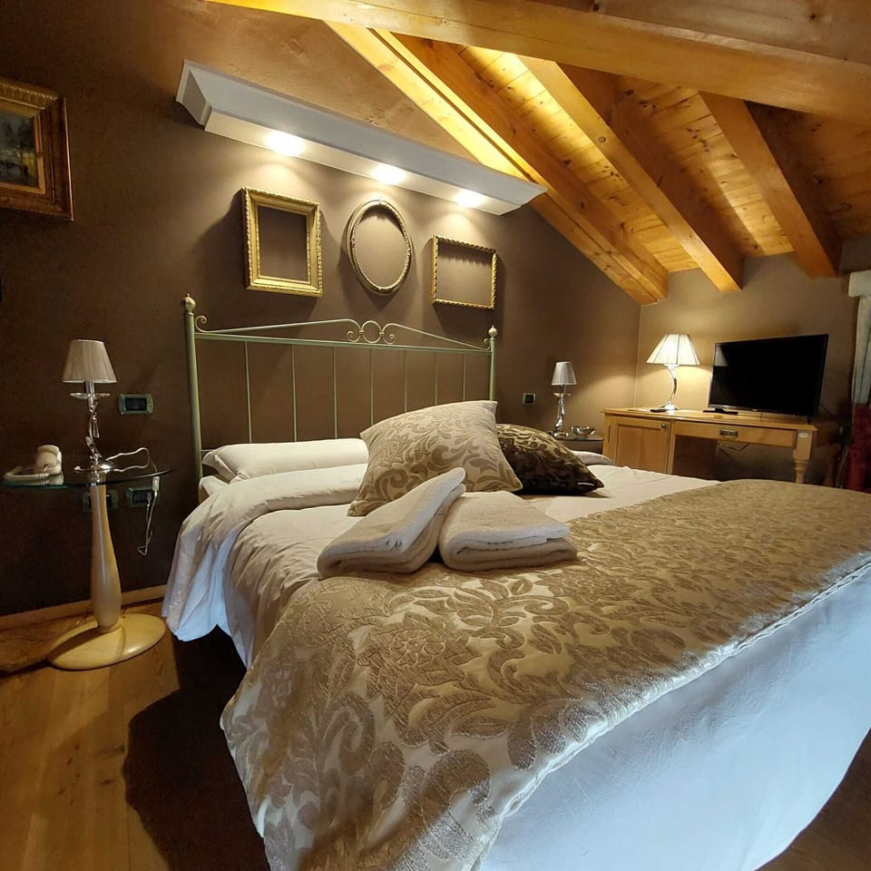 Standard Double or Twin Room | Minibar, in-room safe, individually furnished, desk