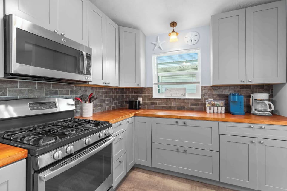 House, Multiple Beds, Patio, Garden View (Beach Time) | Private kitchen | Fridge, microwave, oven, stovetop