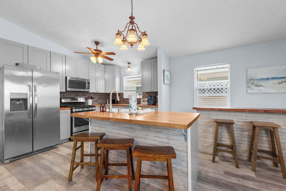House, Multiple Beds, Patio, Garden View (Beach Time) | Private kitchen | Fridge, microwave, oven, stovetop