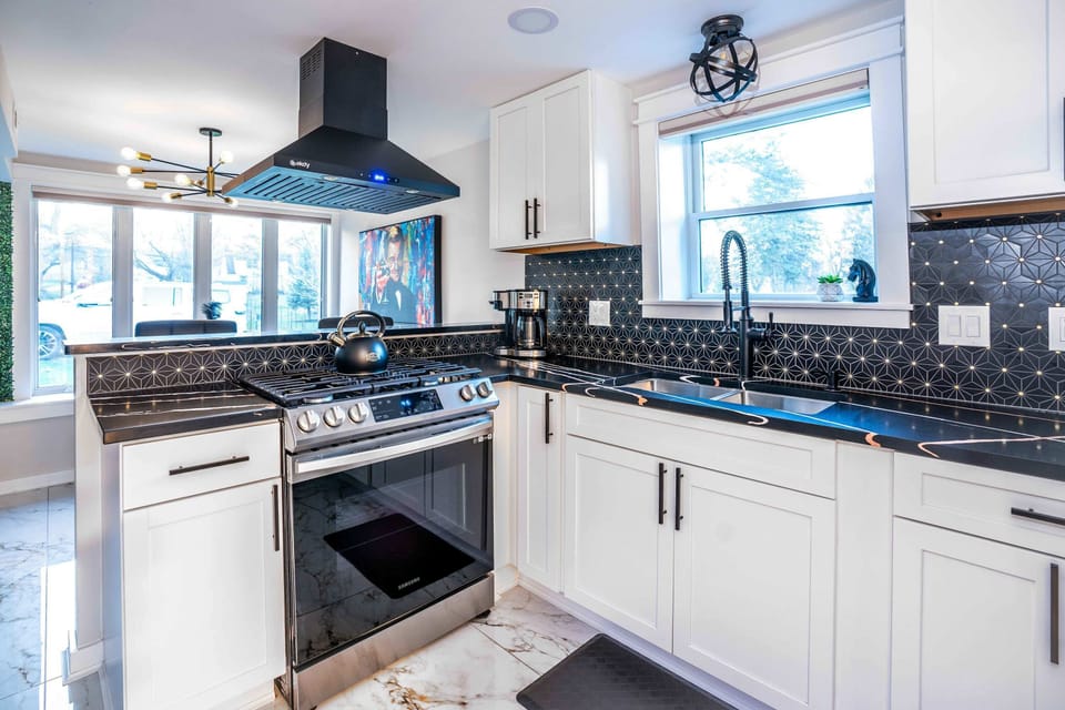 House, Multiple Beds, Patio, Garden View (Boujee on Barry) | Private kitchen | Fridge, microwave, oven, stovetop