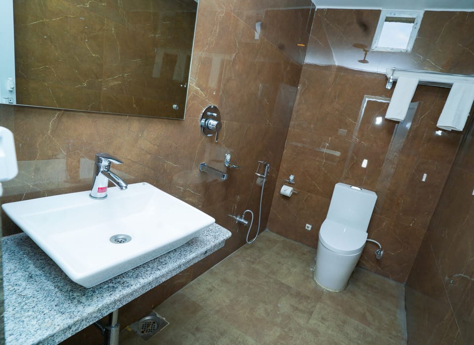 Deluxe Double or Twin Room | Bathroom