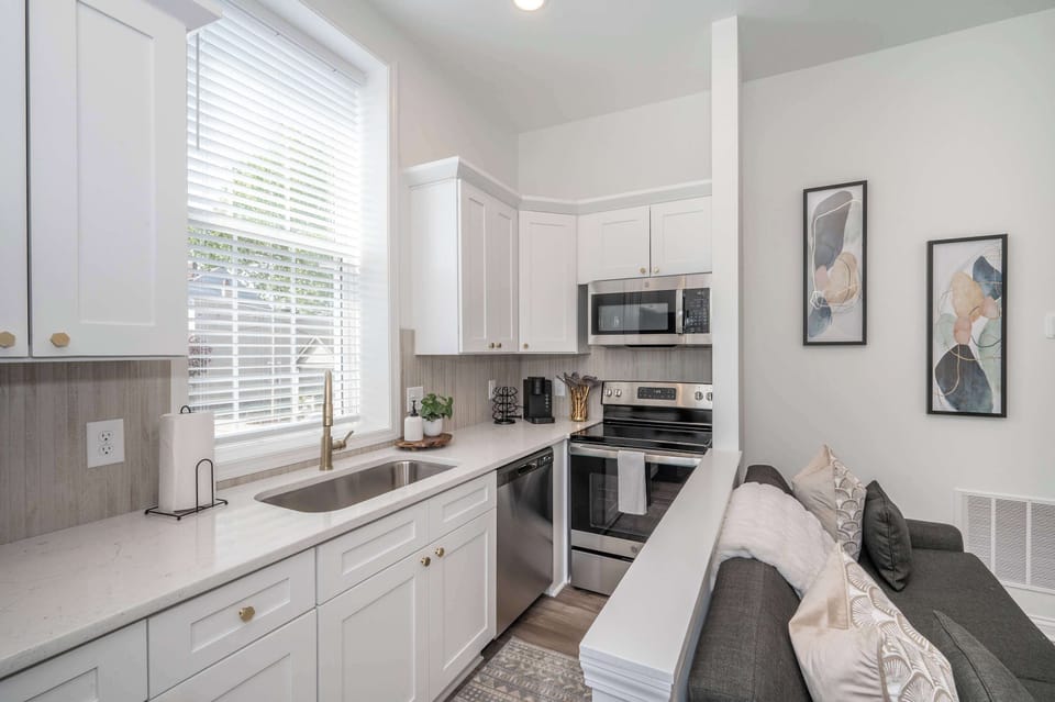 Condo, 1 Queen Bed, Kitchen, Garden View (Covington Charm 201 ) | Private kitchen | Fridge, microwave, oven, stovetop