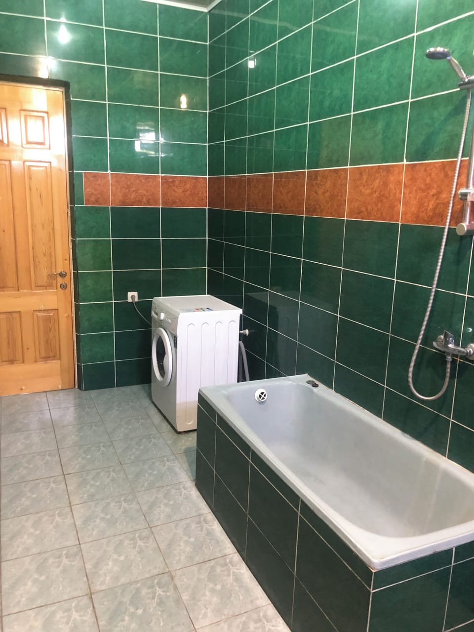 Separate tub and shower, hair dryer, towels