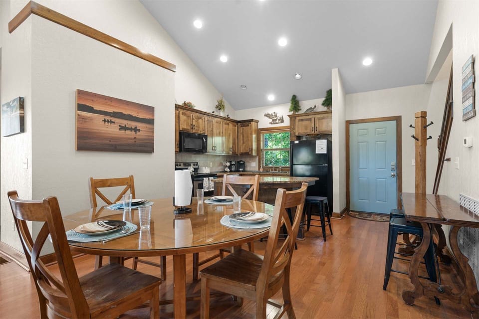 House, Multiple Beds, Patio, Garden View (Hickory Hideaway) | Dining