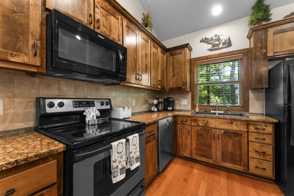 House, Multiple Beds, Patio, Garden View (Hickory Hideaway) | Private kitchen | Coffee/tea maker, cookware/dishes/utensils