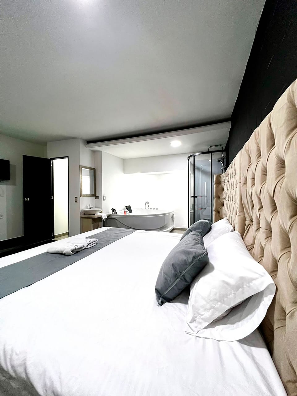 Deluxe Double Room, 1 King Bed, Non Smoking, Jetted Tub | Premium bedding, down comforters, individually furnished, free WiFi